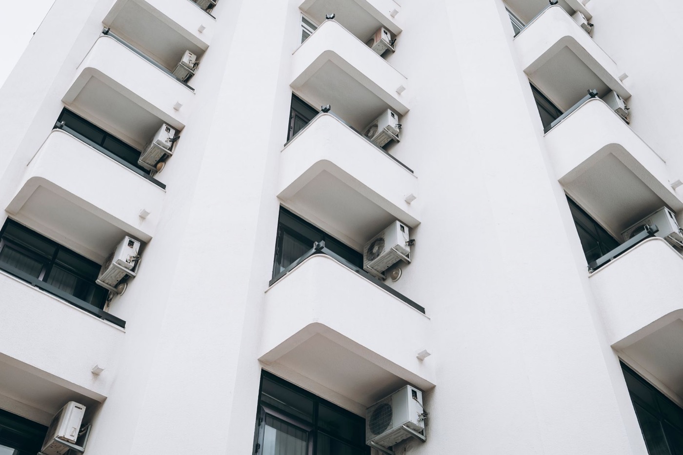 Unité extérieure de climatisation installée sur la façade ensoleillée d'un logement de la région Centre-Val de Loire